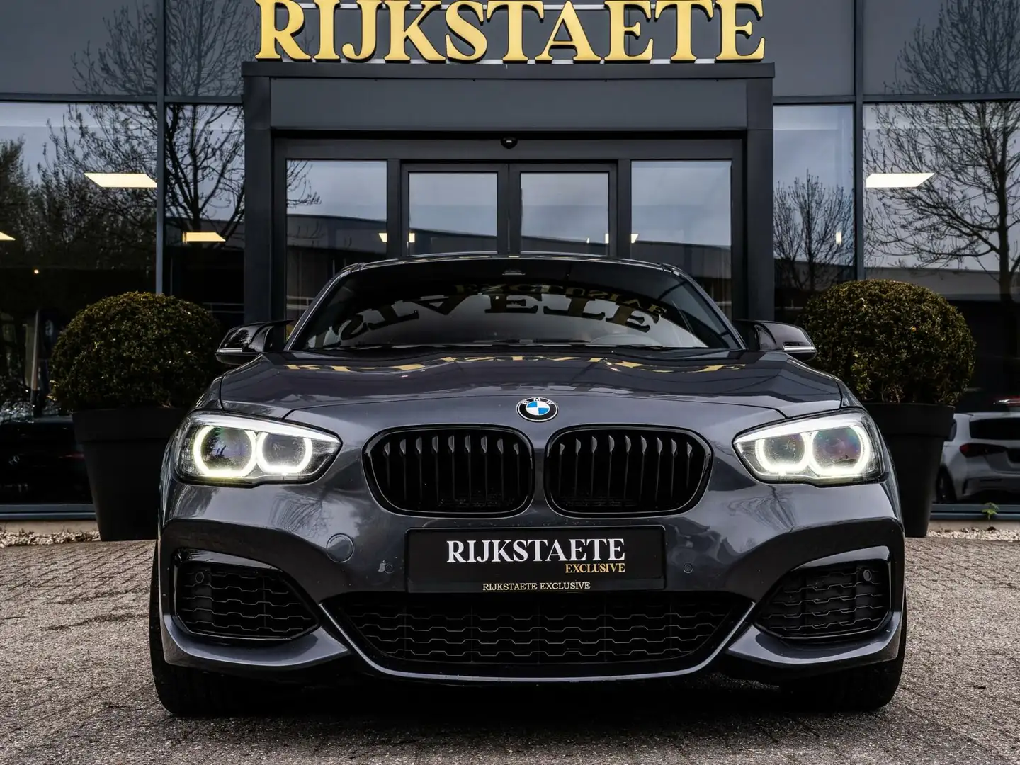 BMW 140 1-serie M140i xDrive High Executive|H&K|REMUS|19'' Šedá - 2