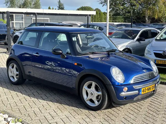 Mini Hatch view 3