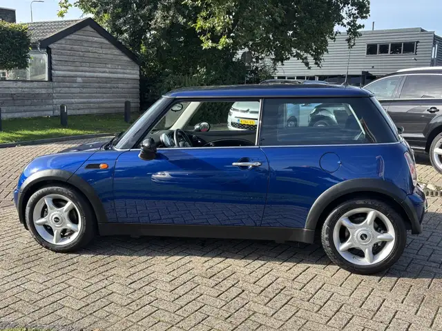 Mini Hatch view 7