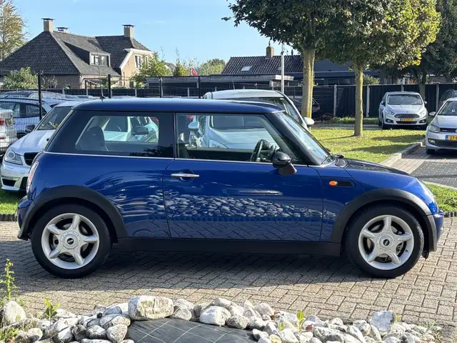 Mini Hatch view 4