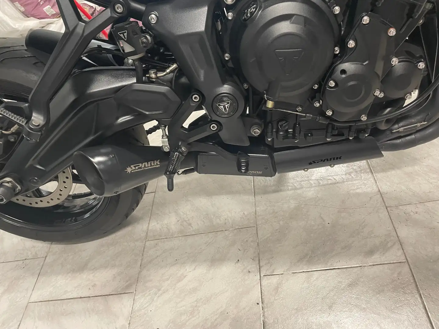 Triumph Trident 660 Naked Zwart - 2