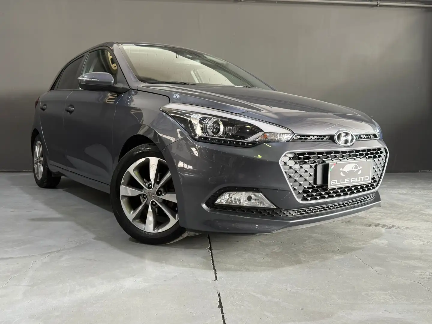 Hyundai i20 i20 3p 1.2 Sport 84cv Grijs - 1