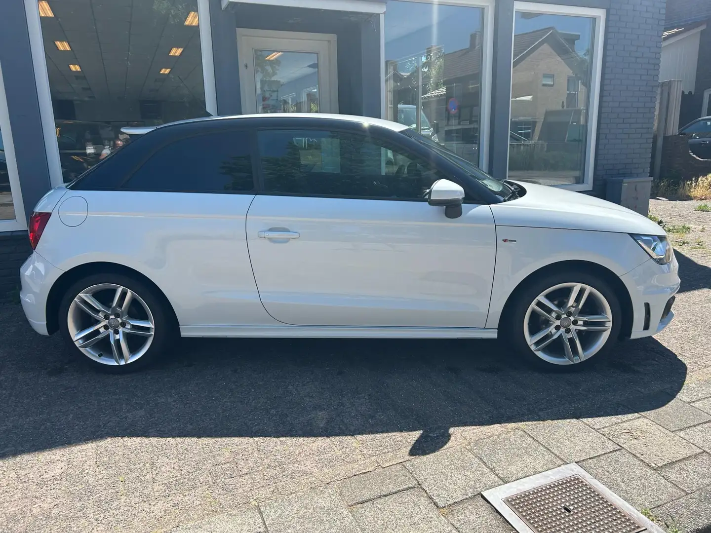 Audi A1 1.2 TFSI S-Line / NAVI / LEDER / PDC / CRUISE Wit - 2