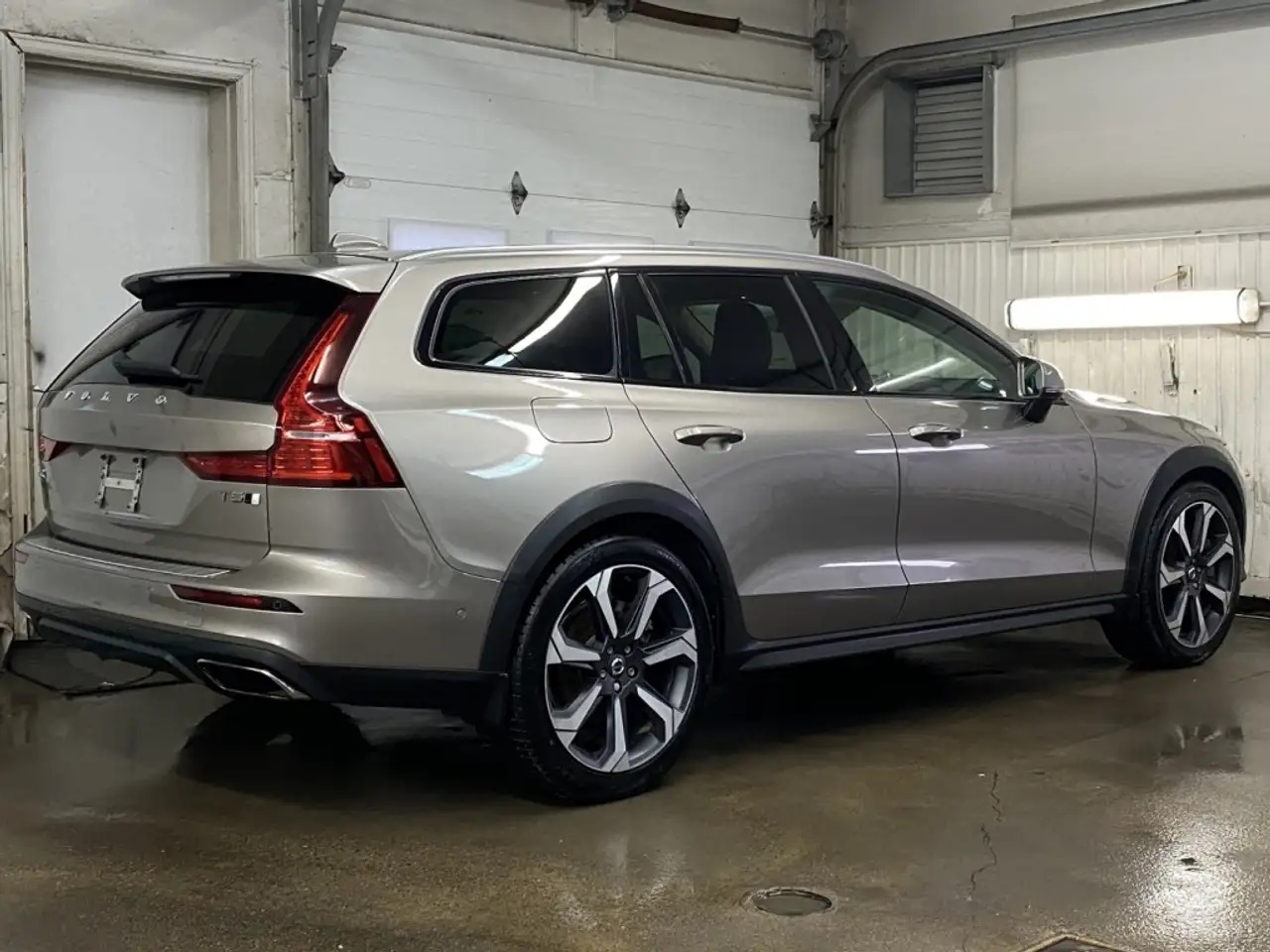 Volvo V60 Cross Country снимка Volvo V60 Cross Country