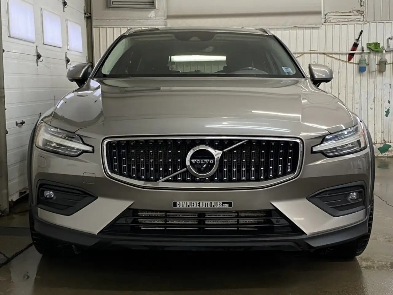 Volvo V60 Cross Country снимка Volvo V60 Cross Country