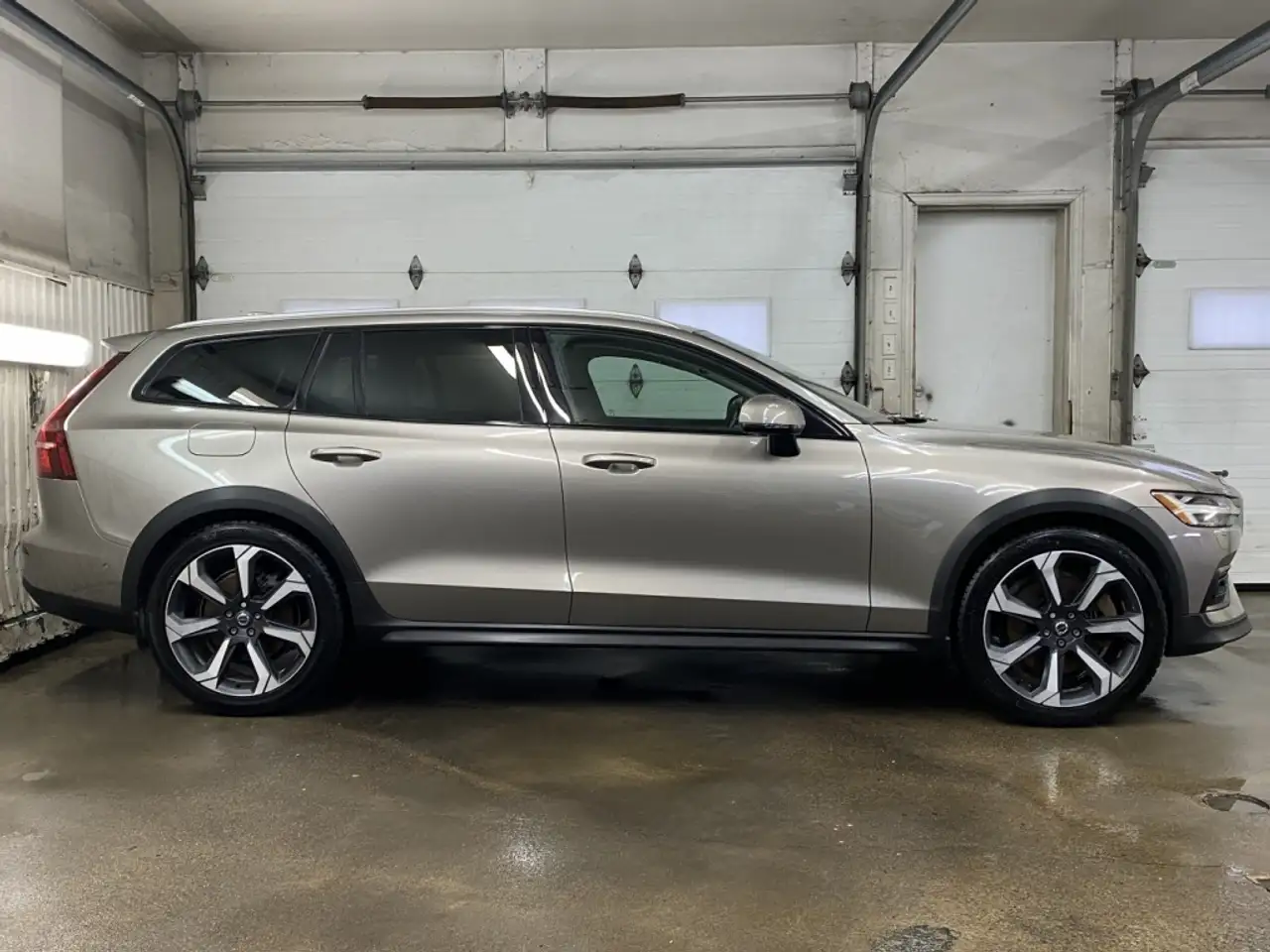 Volvo V60 Cross Country снимка Volvo V60 Cross Country