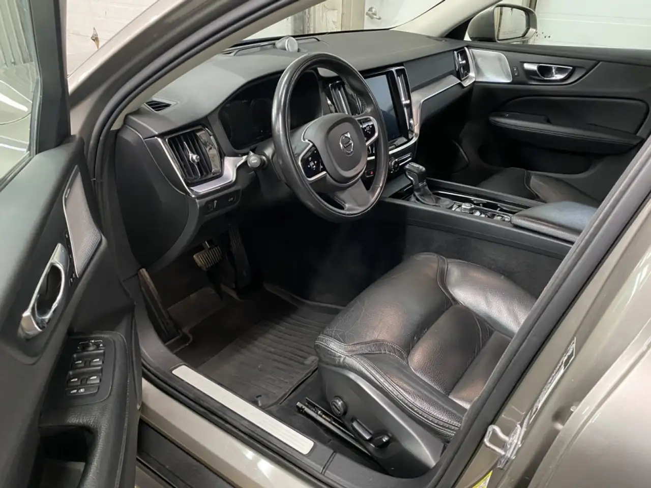 Volvo V60 Cross Country снимка Volvo V60 Cross Country
