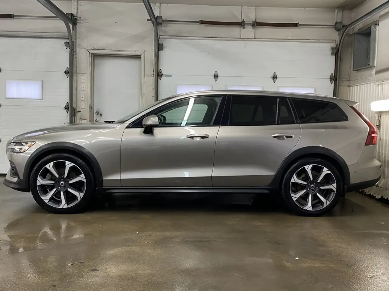 Volvo V60 Cross Country снимка Volvo V60 Cross Country