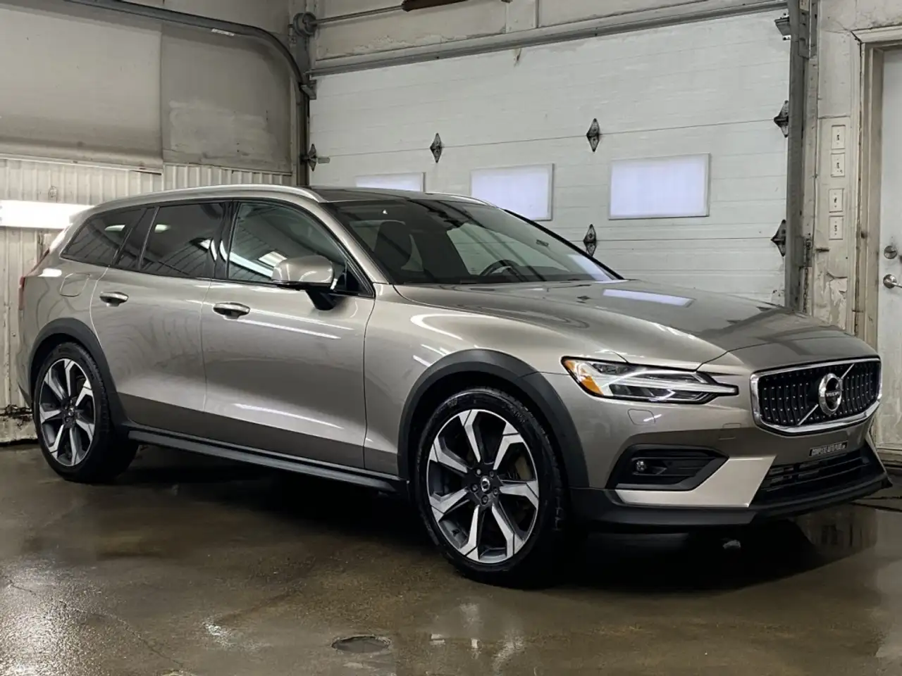 Volvo V60 Cross Country снимка Volvo V60 Cross Country
