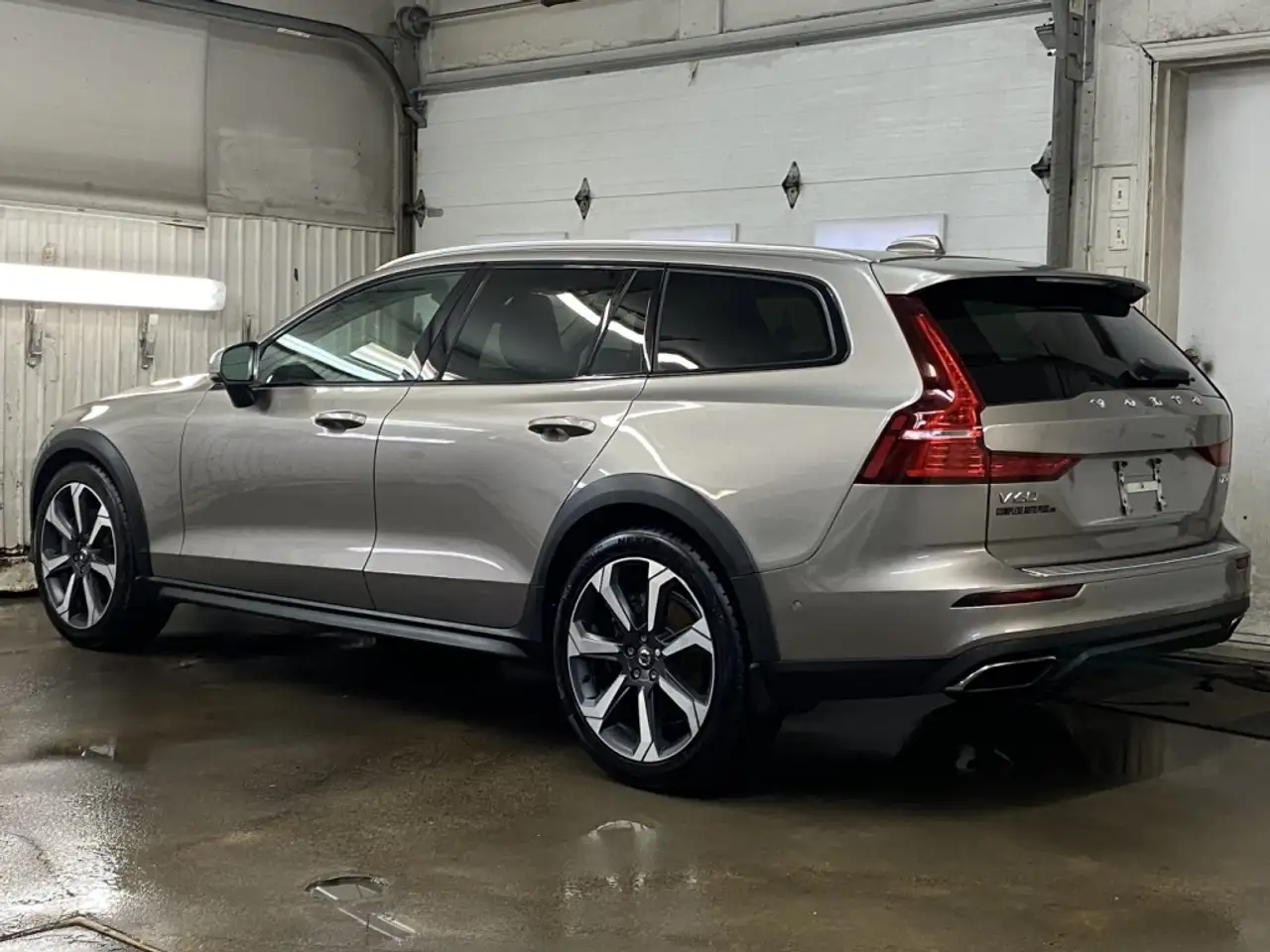 Volvo V60 Cross Country снимка Volvo V60 Cross Country