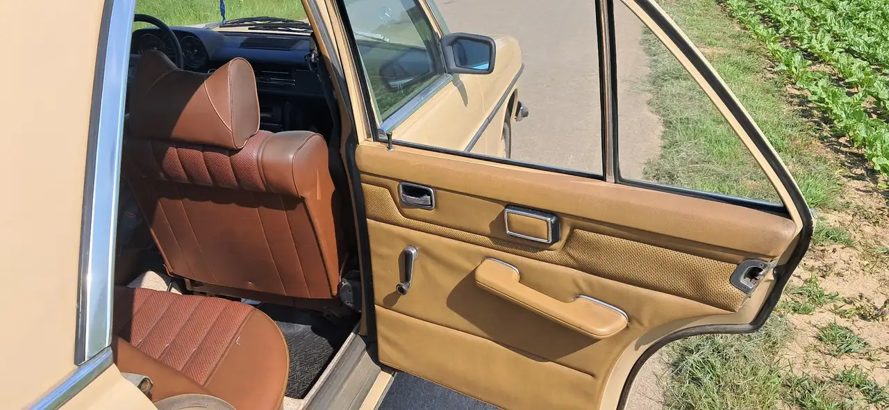 Mercedes-Benz W 114/115 Strich-Acht Radio, foto 8