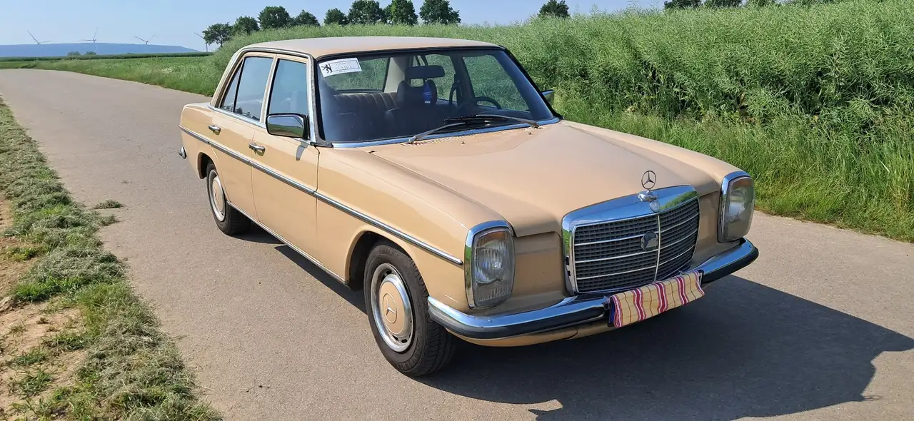Mercedes-Benz W 114/115 Strich-Acht Radio, foto 1
