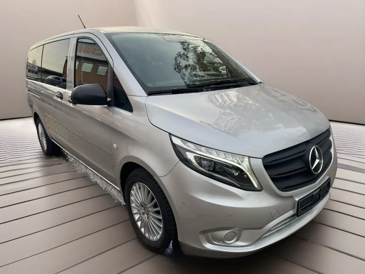 Mercedes-Benz Vito Tourer 116CDI L/LED/Liege-Pa/Tisch/STH/AHK Silber - 1