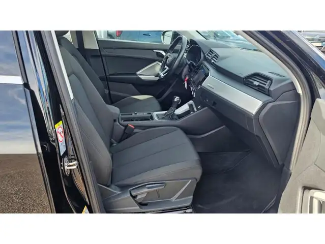 Audi Q3 view 16