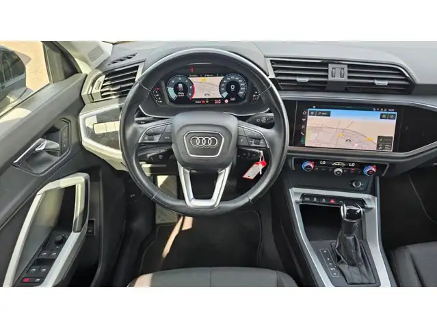 Audi Q3 view 8