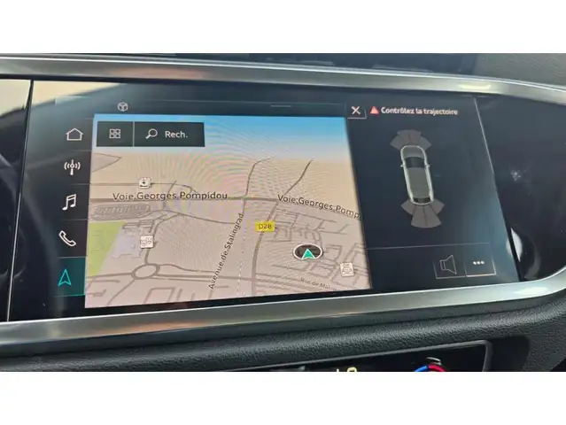 Audi Q3 view 12