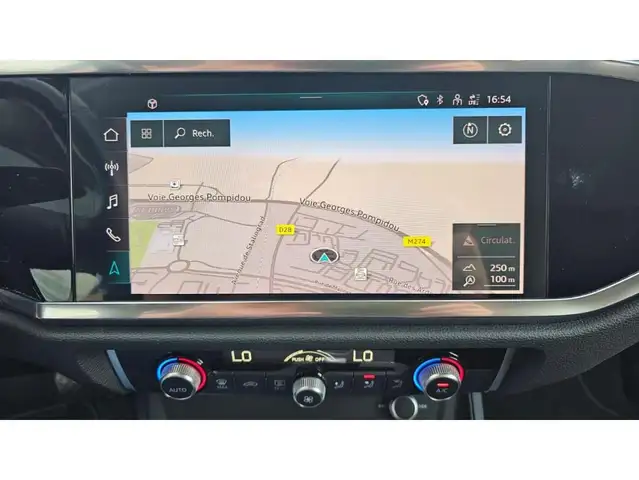 Audi Q3 view 11