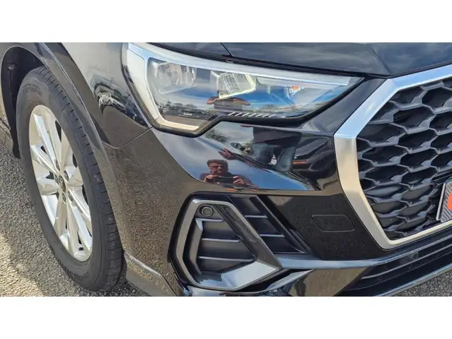 Audi Q3 view 19