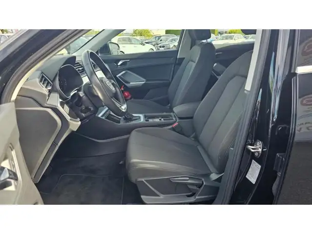 Audi Q3 view 15