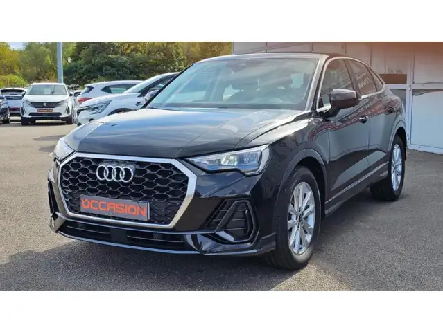 Audi Q3 view 18