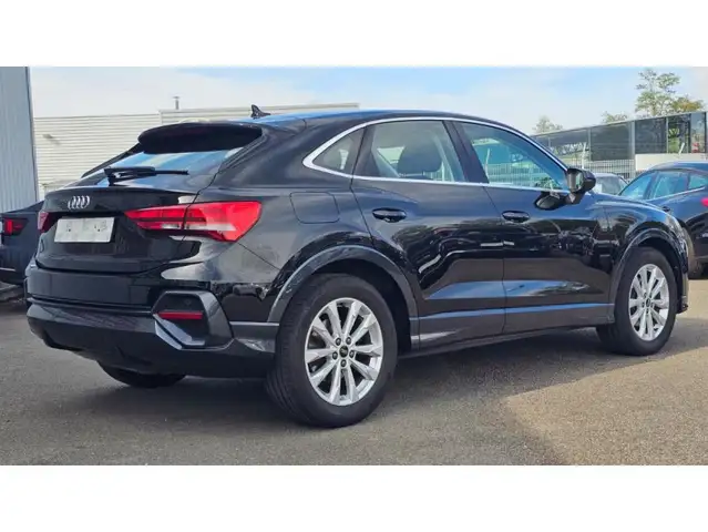 Audi Q3 view 3