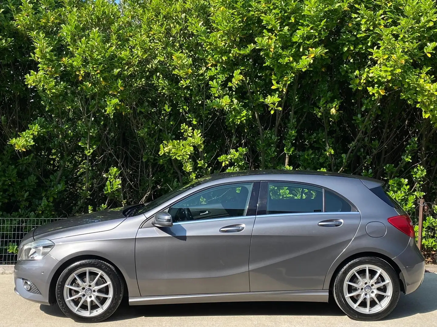 Mercedes-Benz A 180 1.6i 122CV 1MAIN / CLIM / CUIR / NAVI / GARANTIE! Gris - 2