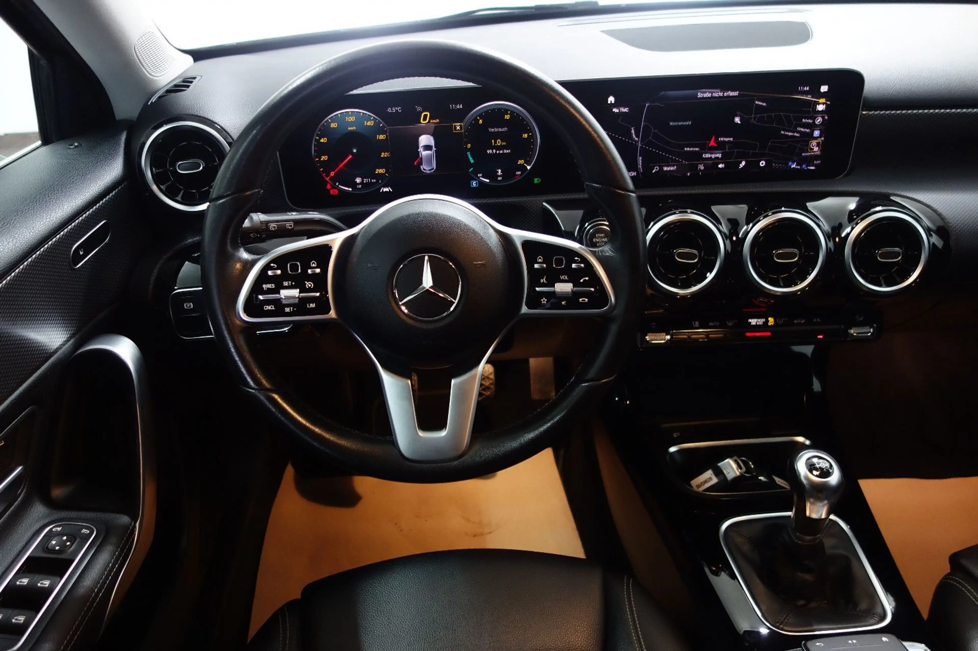 Mercedes-Benz A 200 Sportpaket Leder/6-Gang/MBUX/Klima/19-Zoll — photo 9