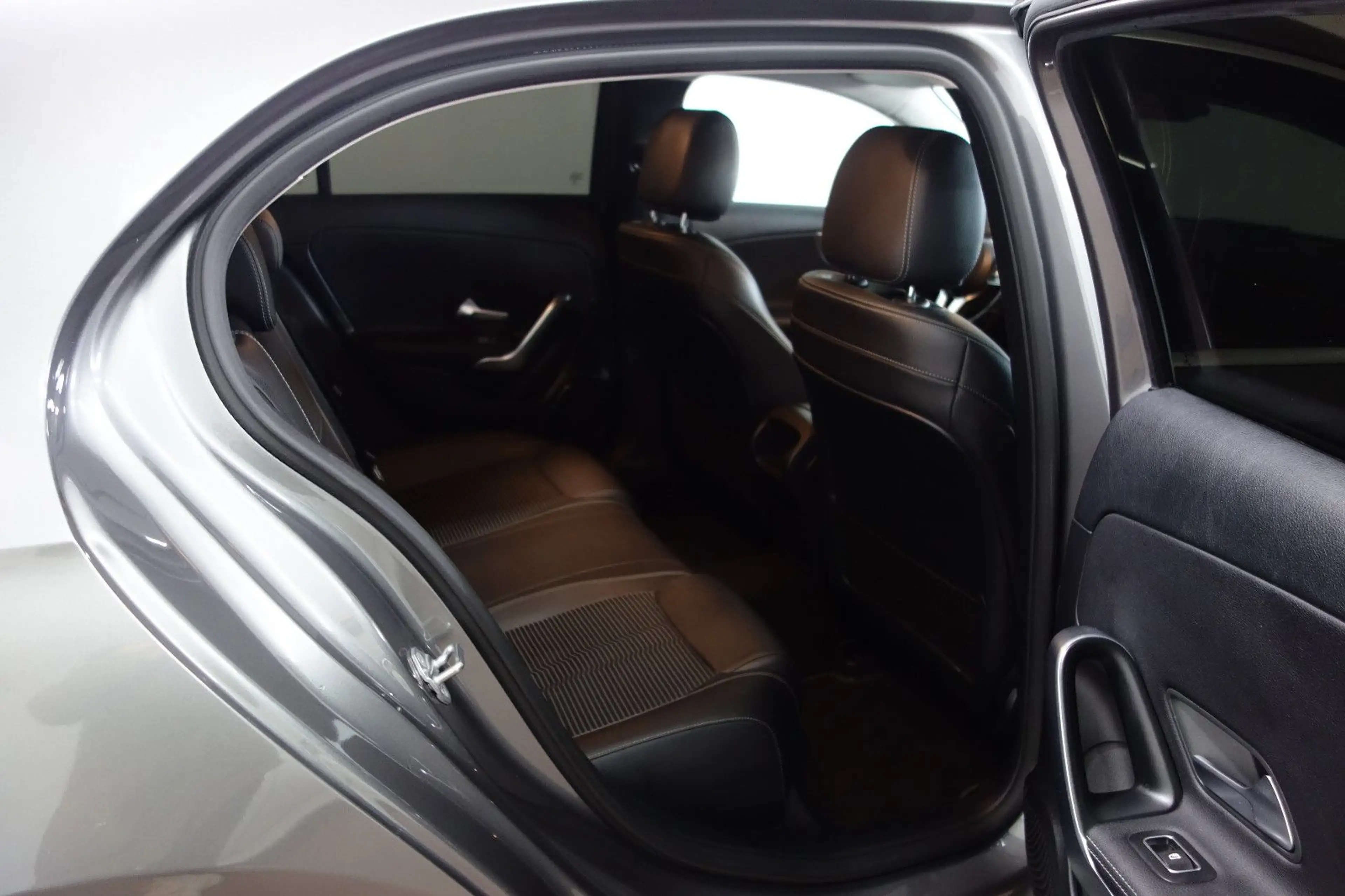 Mercedes-Benz A 200 Sportpaket Leder/6-Gang/MBUX/Klima/19-Zoll — photo 13