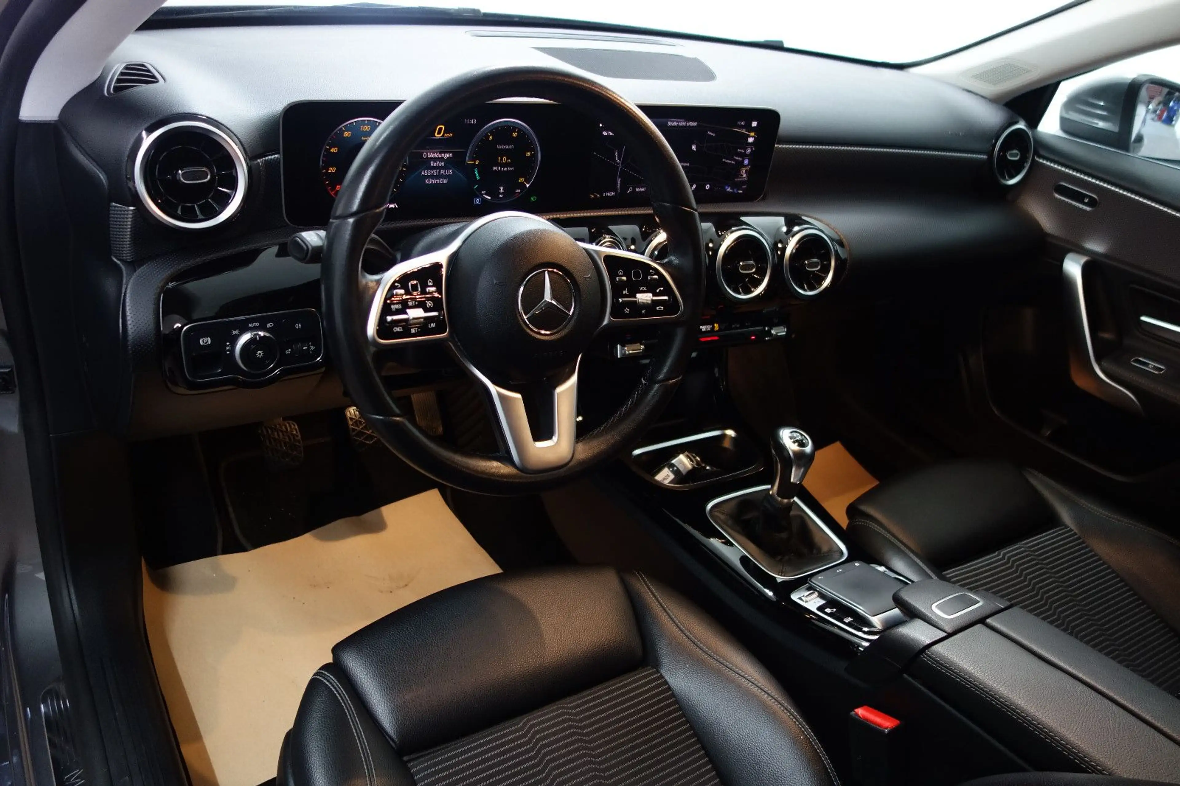 Mercedes-Benz A 200 Sportpaket Leder/6-Gang/MBUX/Klima/19-Zoll — photo 11