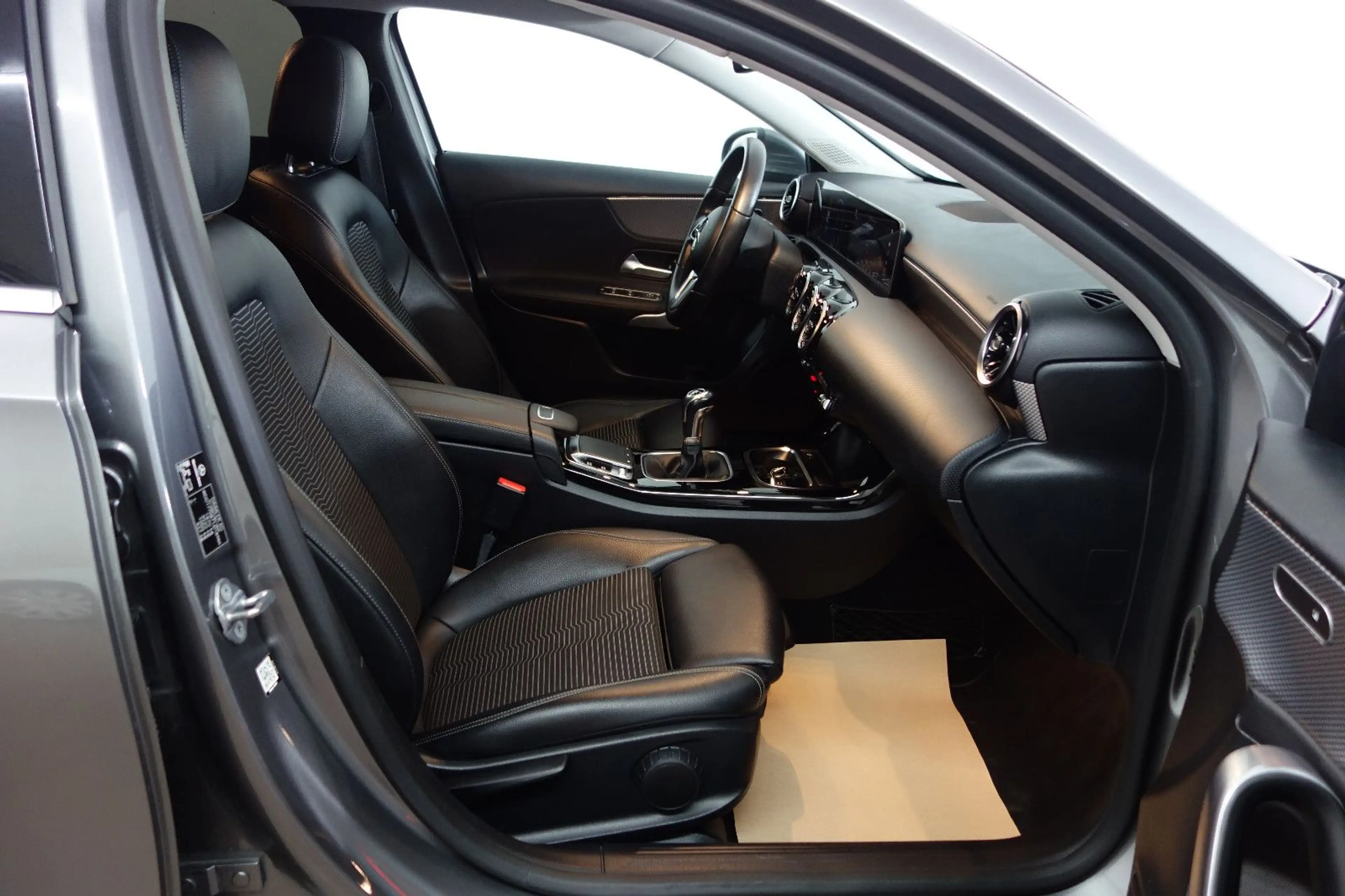 Mercedes-Benz A 200 Sportpaket Leder/6-Gang/MBUX/Klima/19-Zoll — photo 15