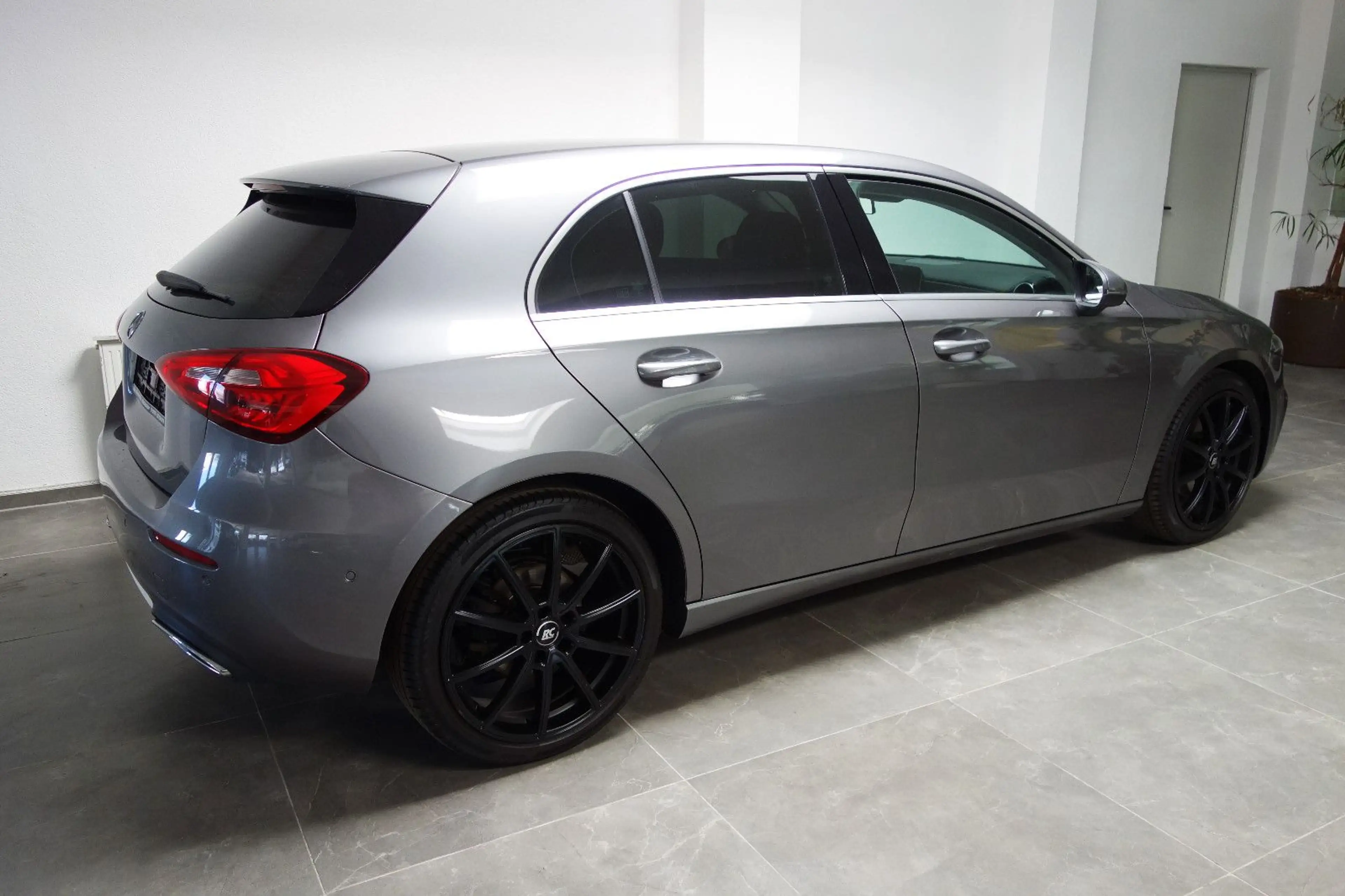 Mercedes-Benz A 200 Sportpaket Leder/6-Gang/MBUX/Klima/19-Zoll — photo 4