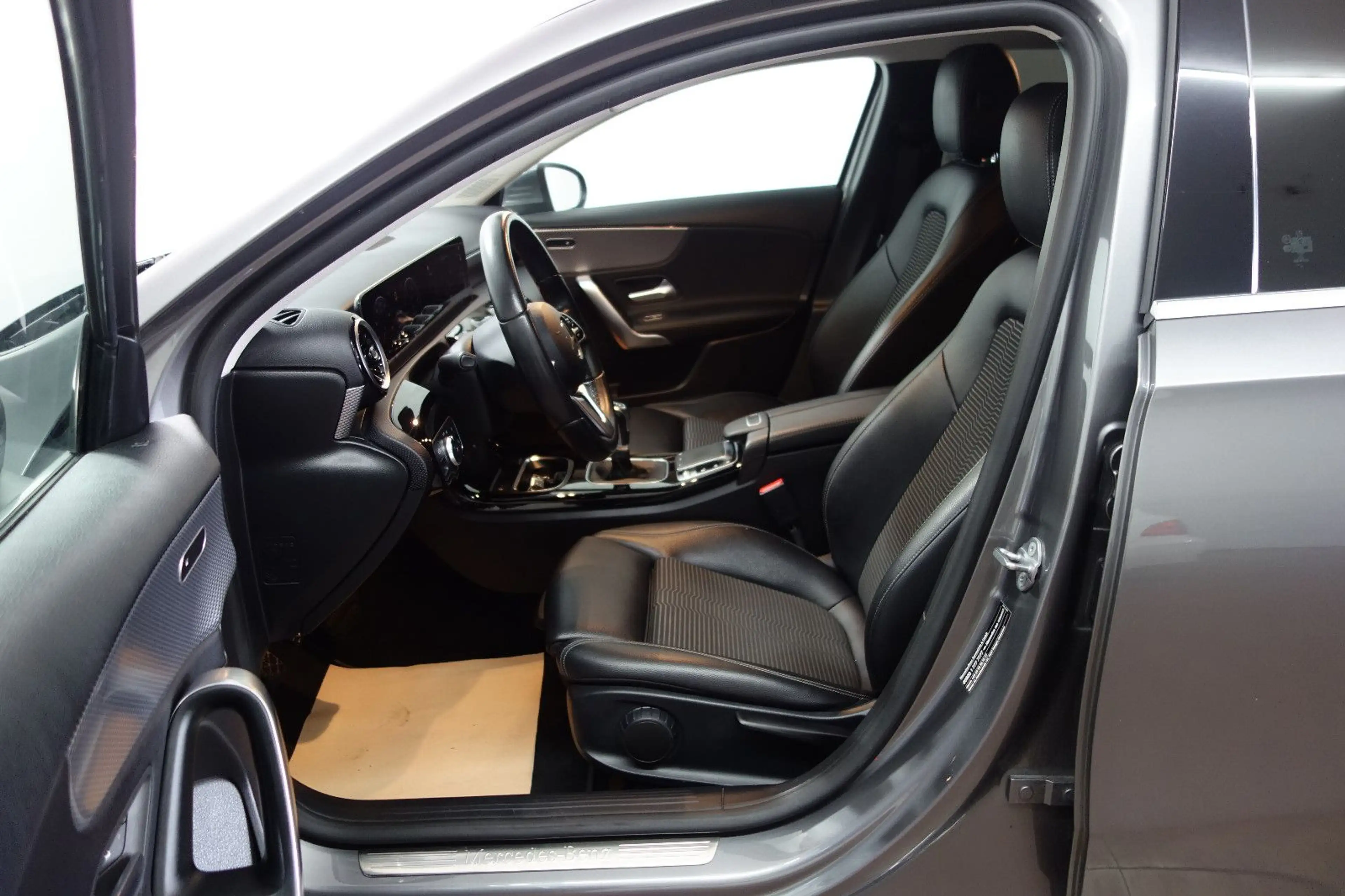 Mercedes-Benz A 200 Sportpaket Leder/6-Gang/MBUX/Klima/19-Zoll — photo 14
