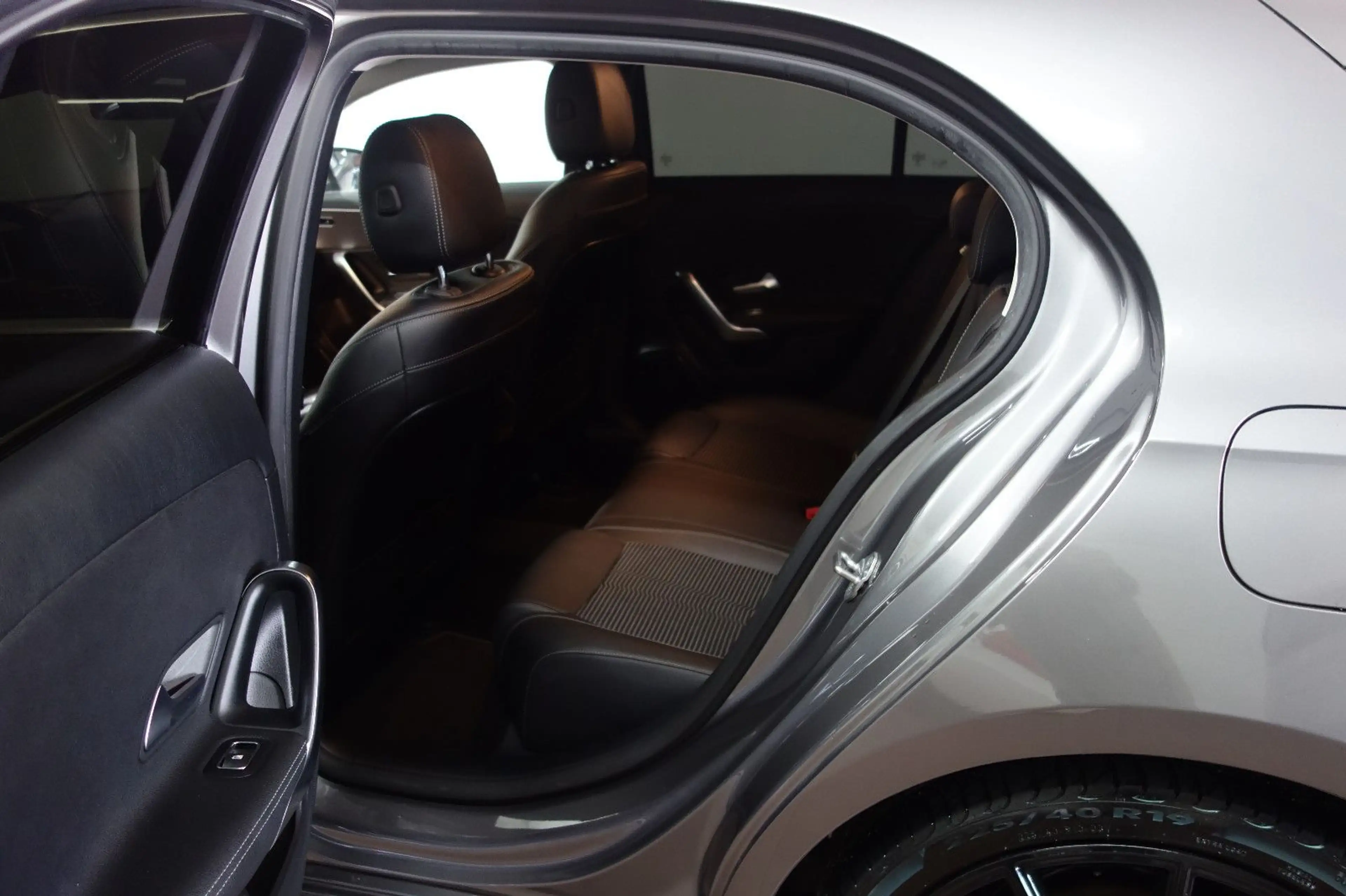 Mercedes-Benz A 200 Sportpaket Leder/6-Gang/MBUX/Klima/19-Zoll — photo 12