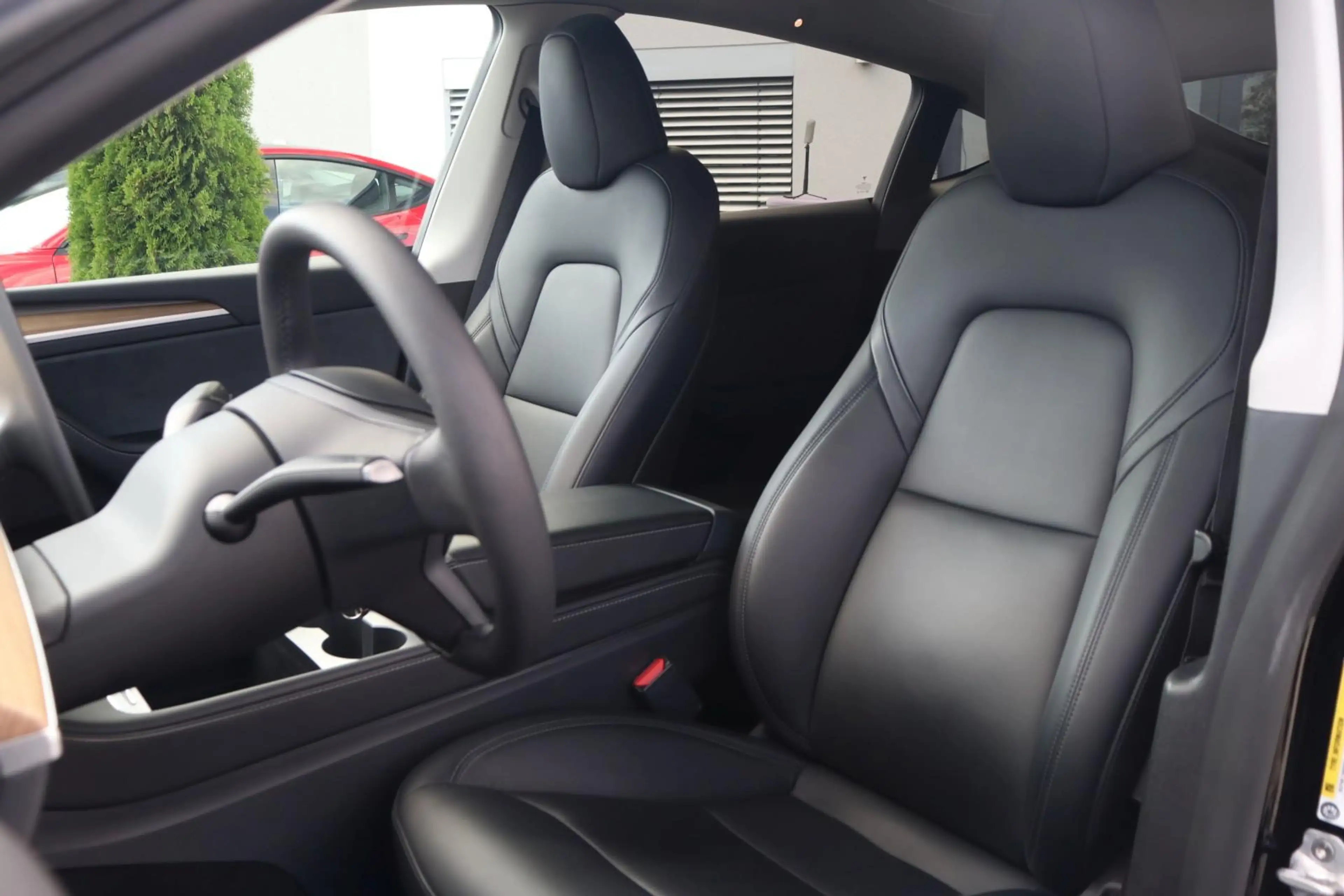 Tesla Model Y Long Range Dual AWD +AHK+MWST+1HAND+LED+ — photo 13