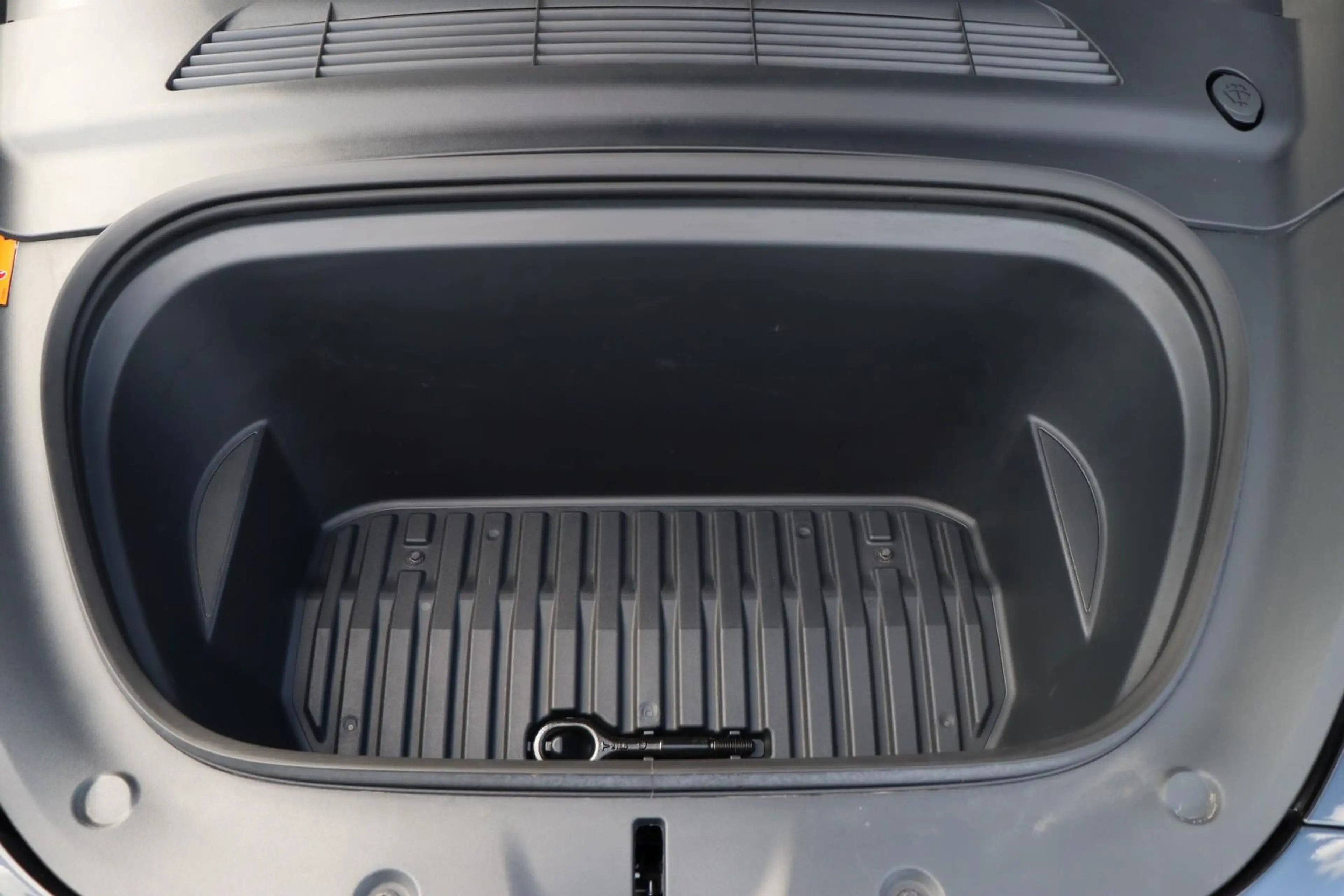 Tesla Model Y Long Range Dual AWD +AHK+MWST+1HAND+LED+ — photo 15
