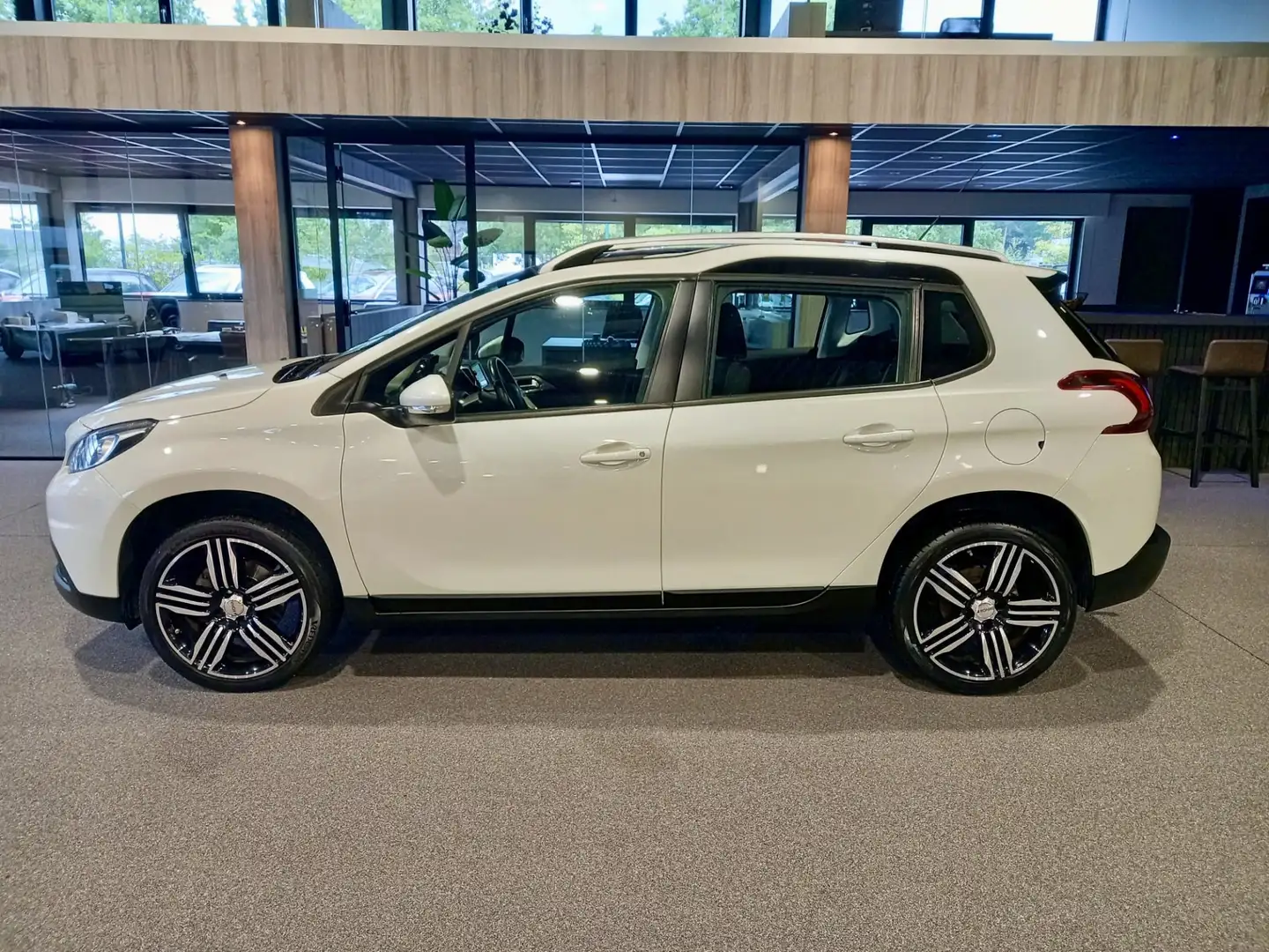 Peugeot 2008 1.2 PureTech Blue Lion Panorama | Navigatie | Trek Weiß - 2