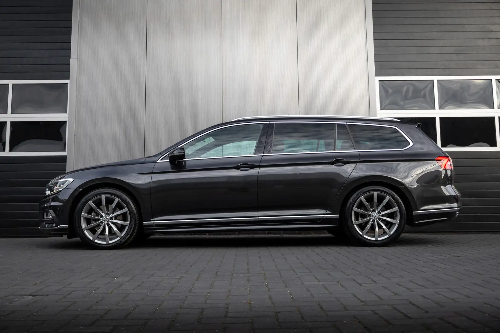 Volkswagen Passat Variant 1.4 TSI 150 pk ACT Highline Business 2x R-Line / B Grijs - 2