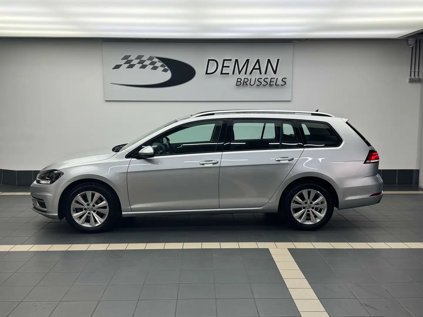 Volkswagen Golf Variant VII-1.0 Tsi -Trendline -Toit panoramique-Caméra Argent - 2