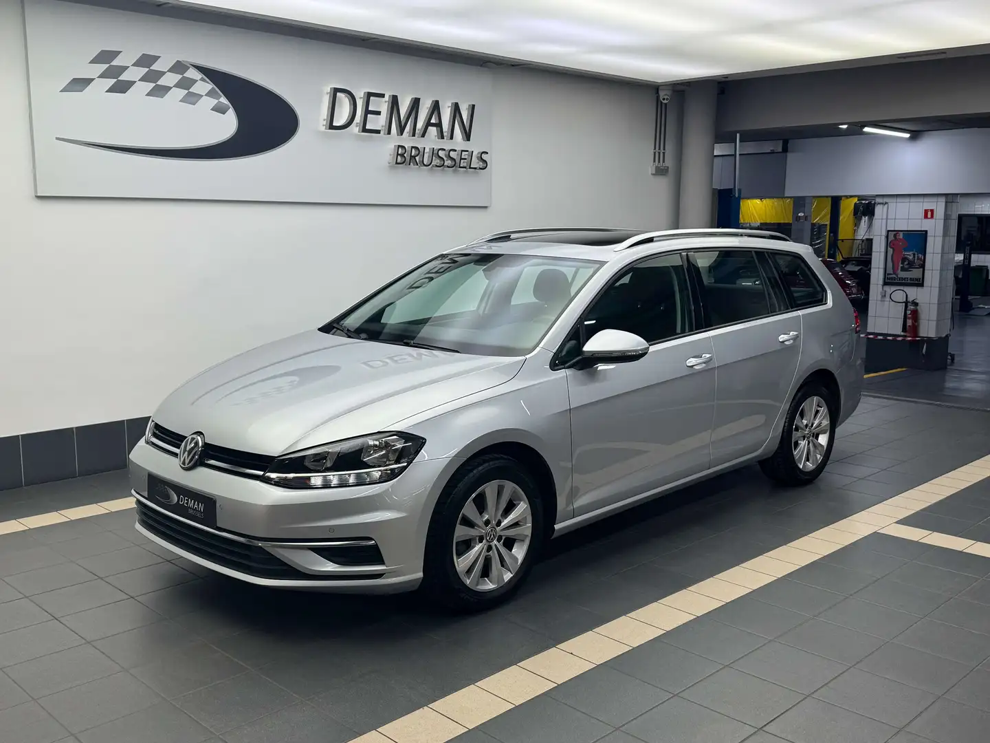 Volkswagen Golf Variant VII-1.0 Tsi -Trendline -Toit panoramique-Caméra Argent - 1