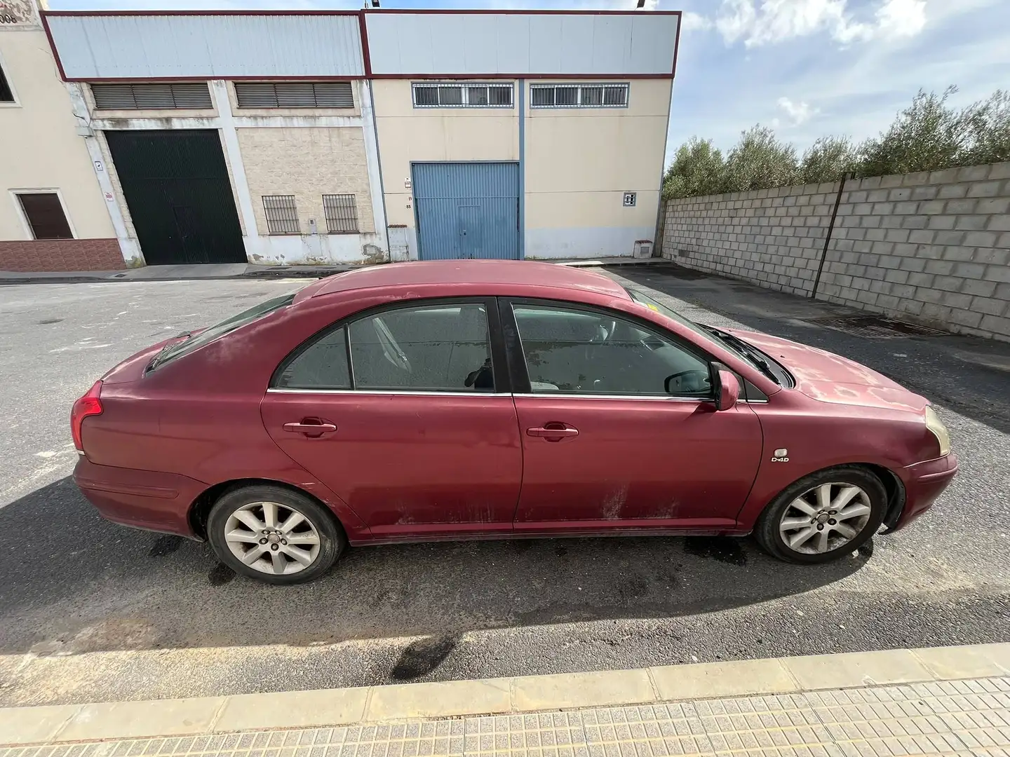 Toyota Avensis Avensis 2.0D-4D Sol Sol Burdeos - 1