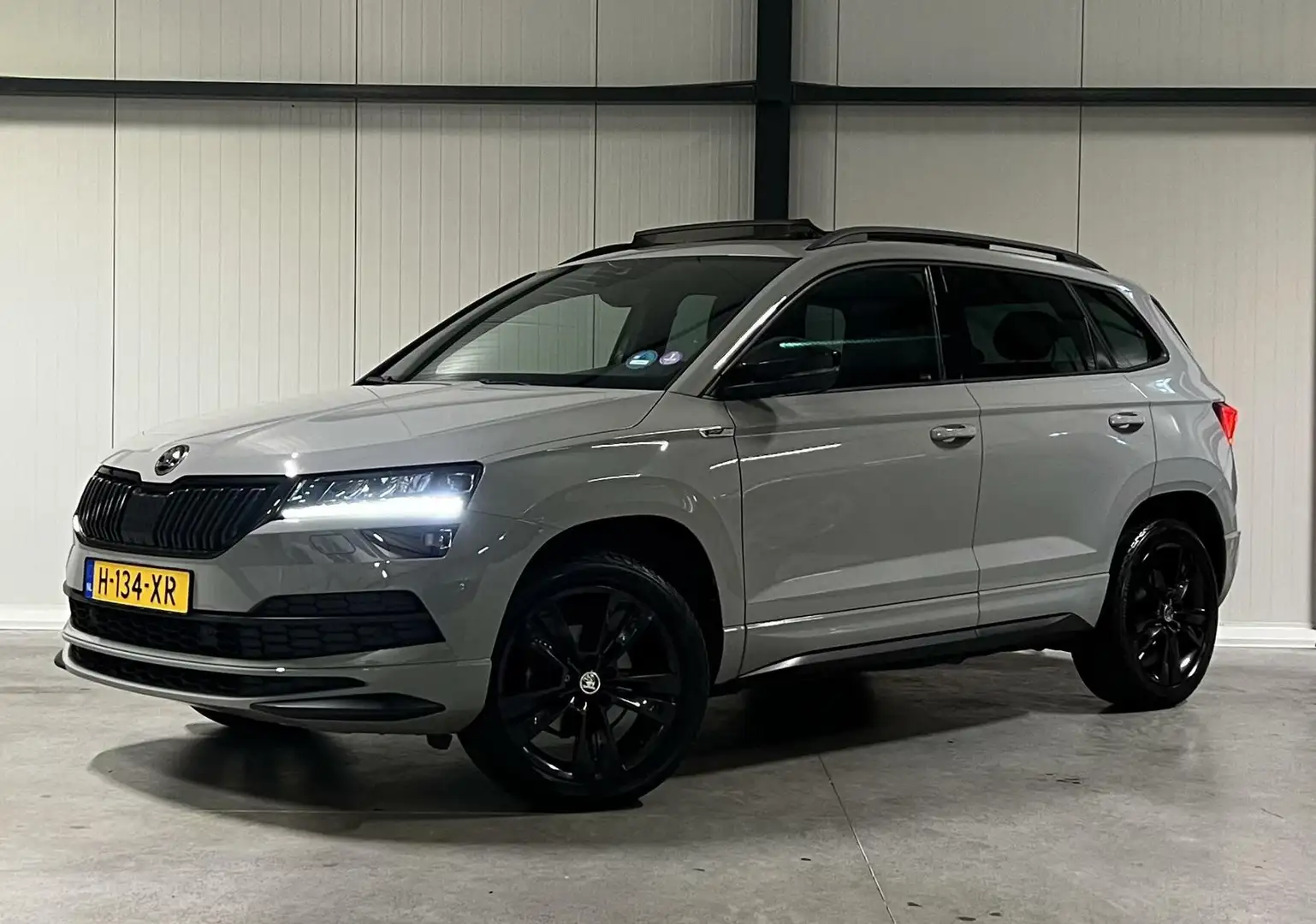 Skoda Karoq 1.5 TSI Sportline Virtual Pano Trekhaak sfeerver Gris - 1