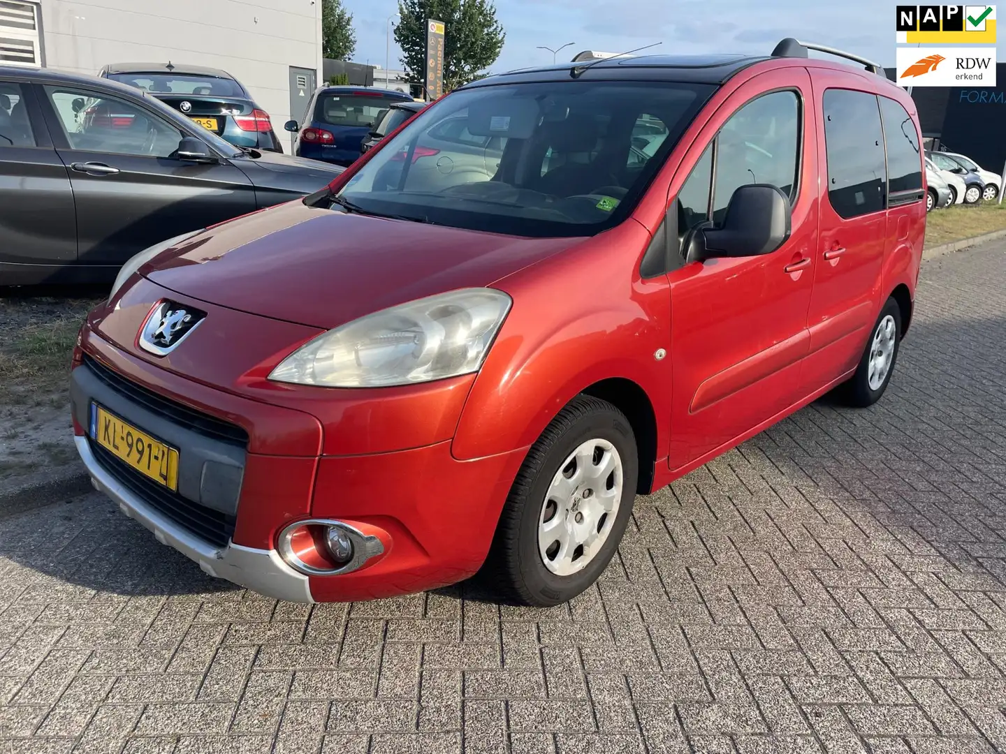 Peugeot Partner Tepee 1.6 VTi Family Rood - 1