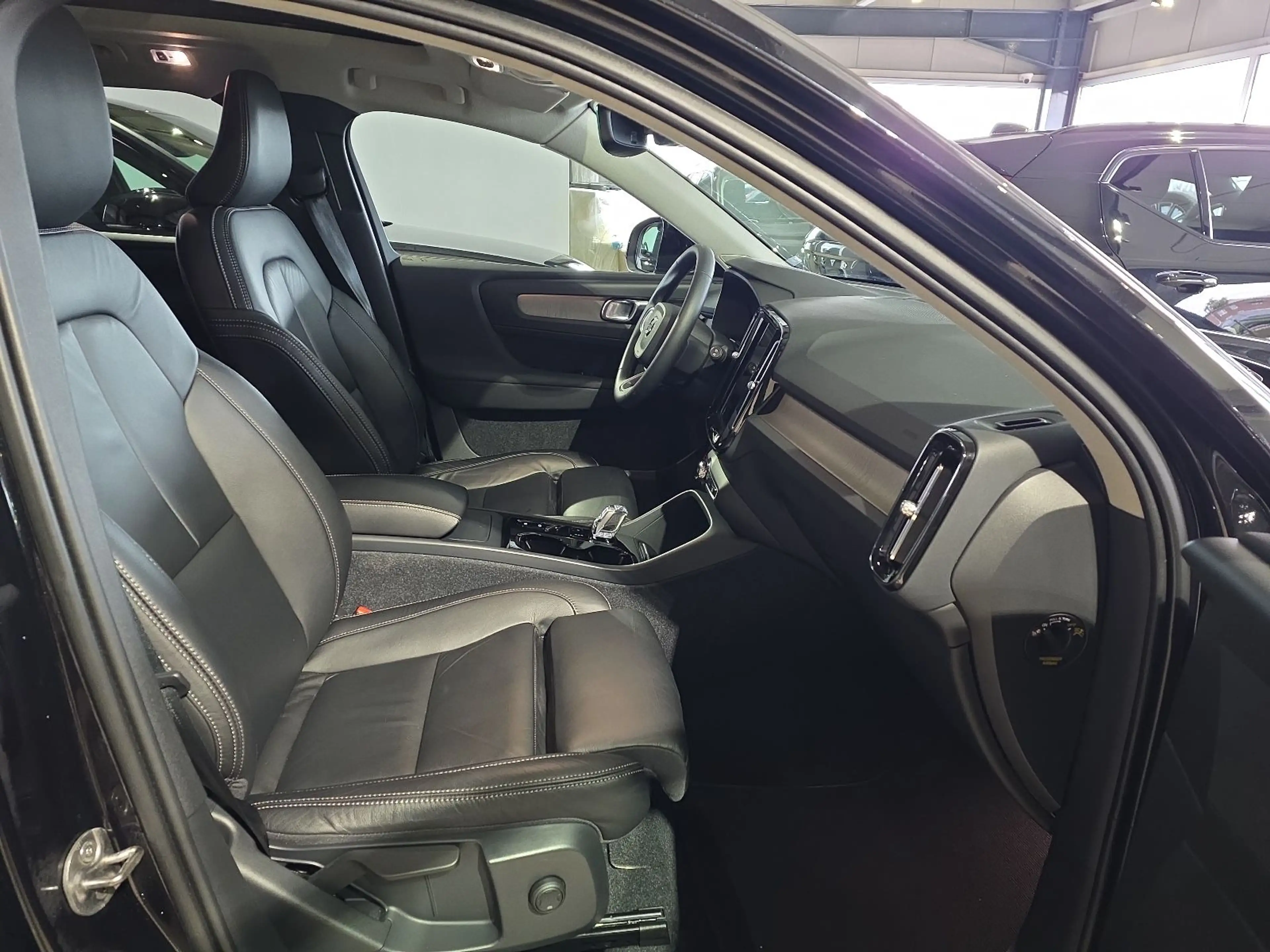 Volvo XC40 T3 Inscription AHK Leder Pano Kamera Winter — photo 11