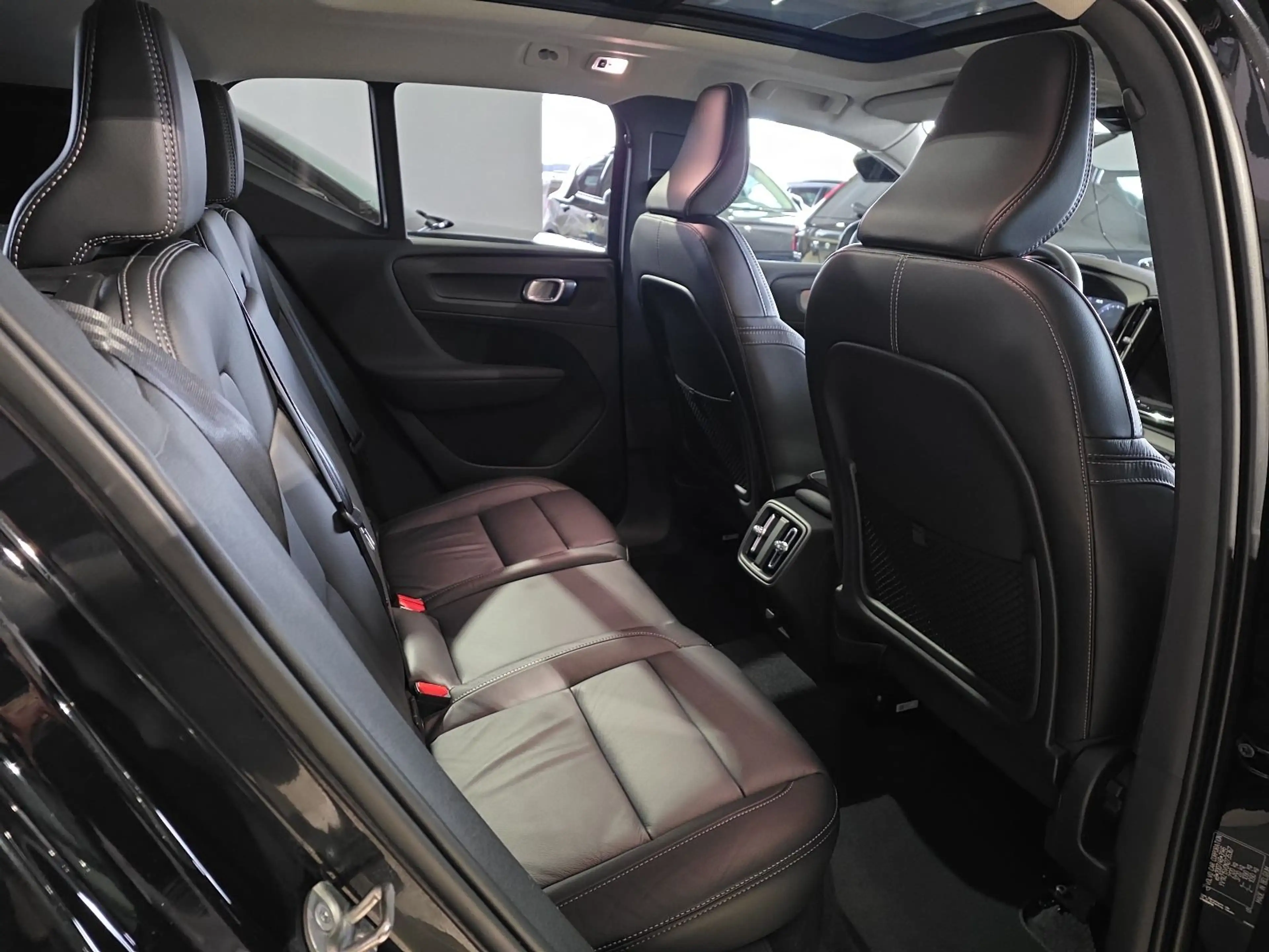 Volvo XC40 T3 Inscription AHK Leder Pano Kamera Winter — photo 13