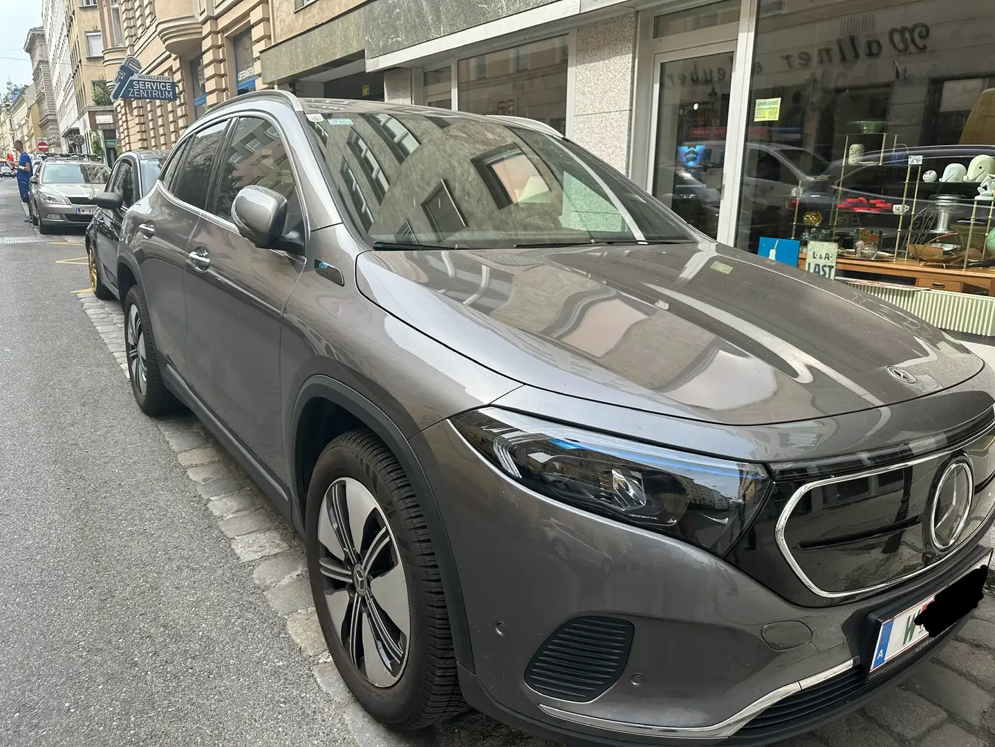Mercedes-Benz EQA 300 4MATIC 66,5kWh Aut. Grau - 1
