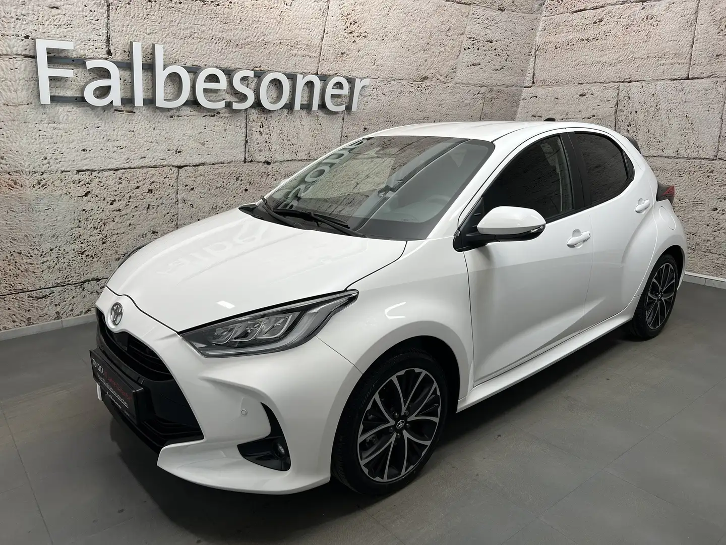Toyota Yaris 1,5 Hybrid Teamplayer + Technik P. Weiß - 1