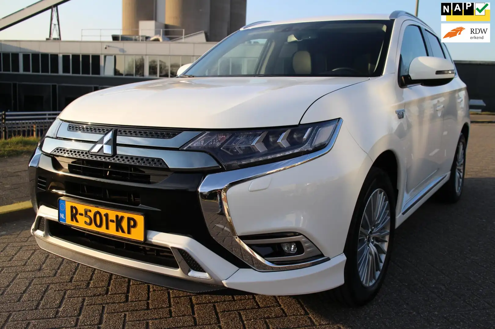 Mitsubishi Outlander 2.4 PHEV S-Edition_HALF LEDER_CAMERA_NETTE AUTO Weiß - 1