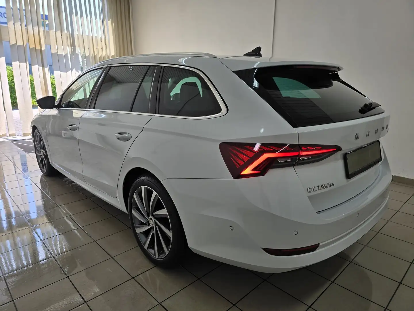 Skoda Octavia Combi 1.5 TSI LED Leder Virtual Pano HuD First Edt Blanc - 2