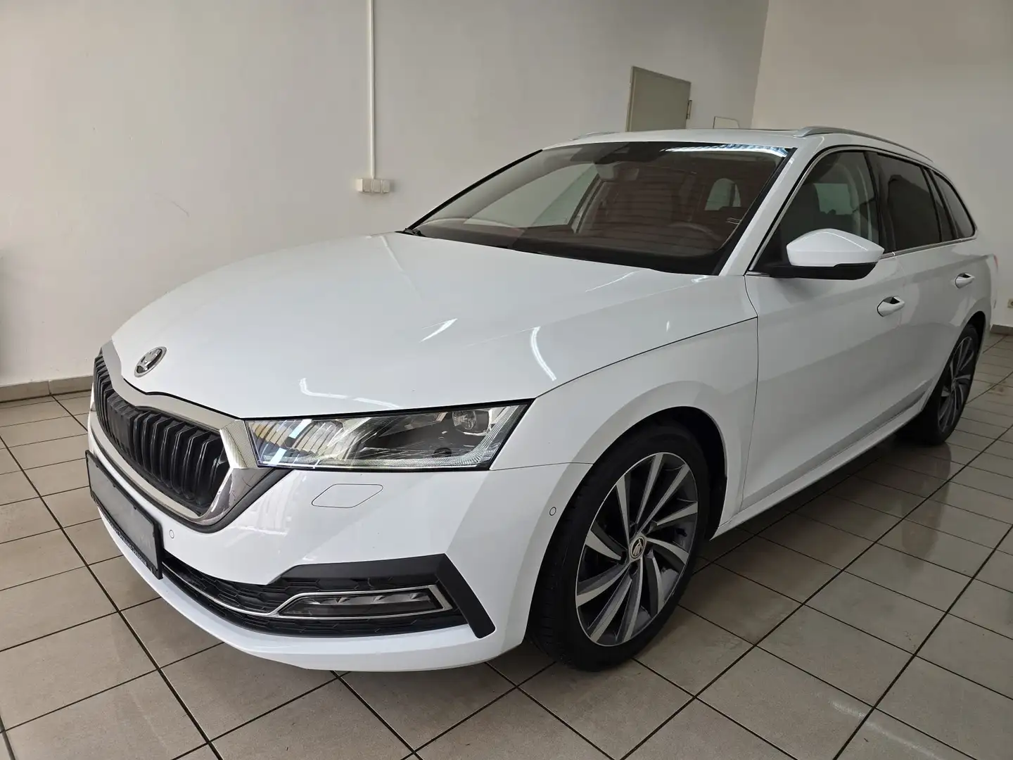 Skoda Octavia Combi 1.5 TSI LED Leder Virtual Pano HuD First Edt Blanc - 1