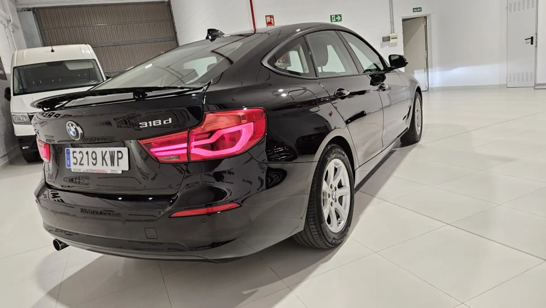 BMW 318 318dA Schwarz - 2